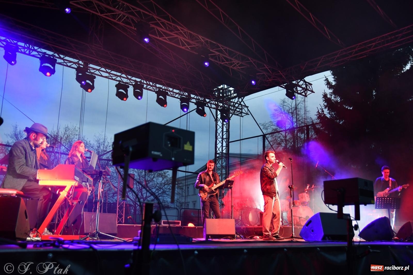 Zdjęcie w galerii na portalu naszraciborz.pl: Janek Górka z siostrami przed raciborską publicznością [FOTO i WIDEO] wiadomości z regionu