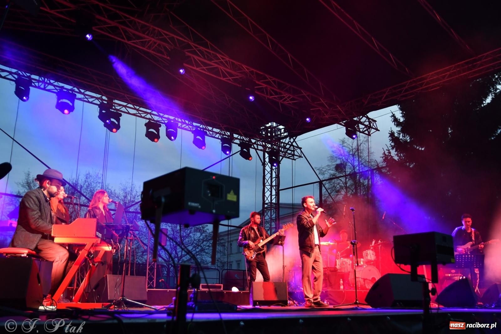 Zdjęcie w galerii na portalu naszraciborz.pl: Janek Górka z siostrami przed raciborską publicznością [FOTO i WIDEO] wiadomości z regionu