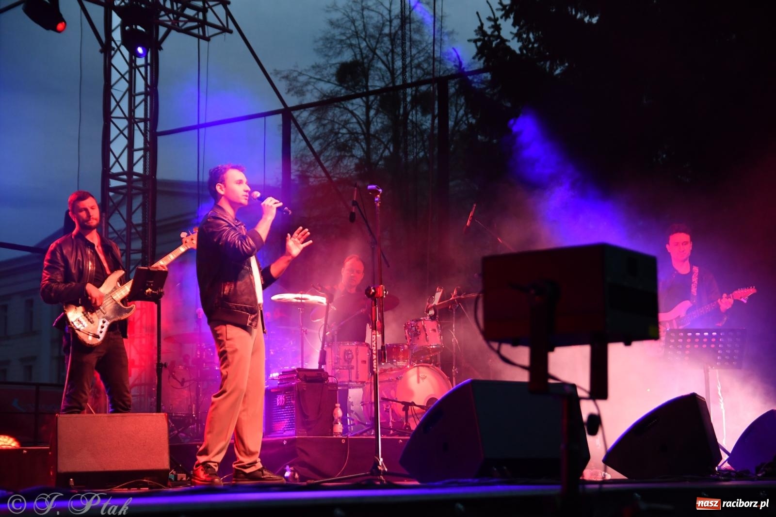 Zdjęcie w galerii na portalu naszraciborz.pl: Janek Górka z siostrami przed raciborską publicznością [FOTO i WIDEO] wiadomości z regionu