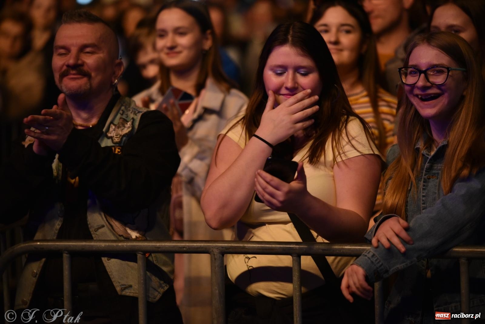 Zdjęcie w galerii na portalu naszraciborz.pl: Janek Górka z siostrami przed raciborską publicznością [FOTO i WIDEO] wiadomości z regionu