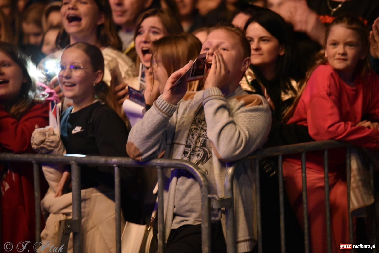 Zdjęcie w galerii na portalu naszraciborz.pl: Janek Górka z siostrami przed raciborską publicznością [FOTO i WIDEO] wiadomości z regionu