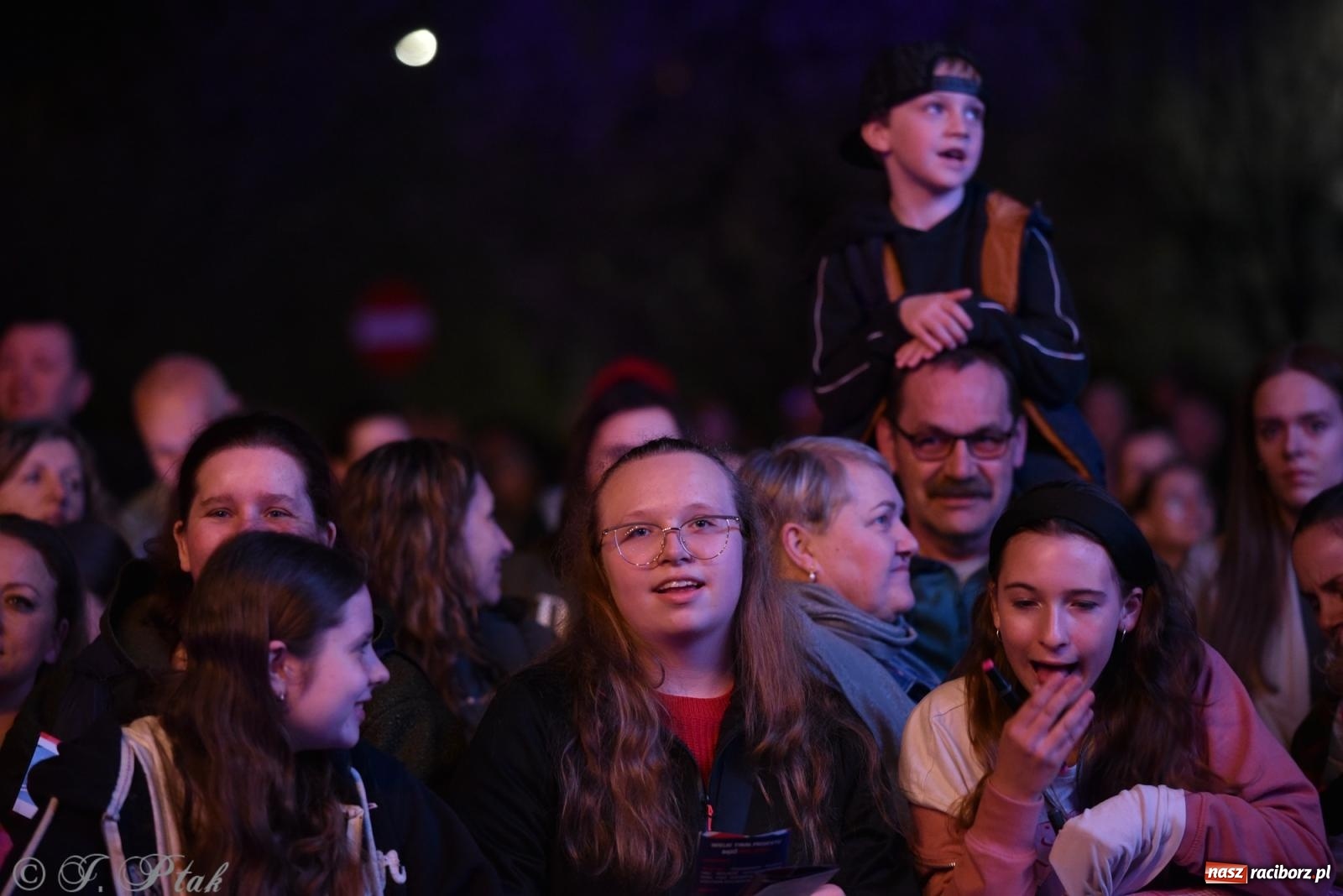Zdjęcie w galerii na portalu naszraciborz.pl: Janek Górka z siostrami przed raciborską publicznością [FOTO i WIDEO] wiadomości z regionu