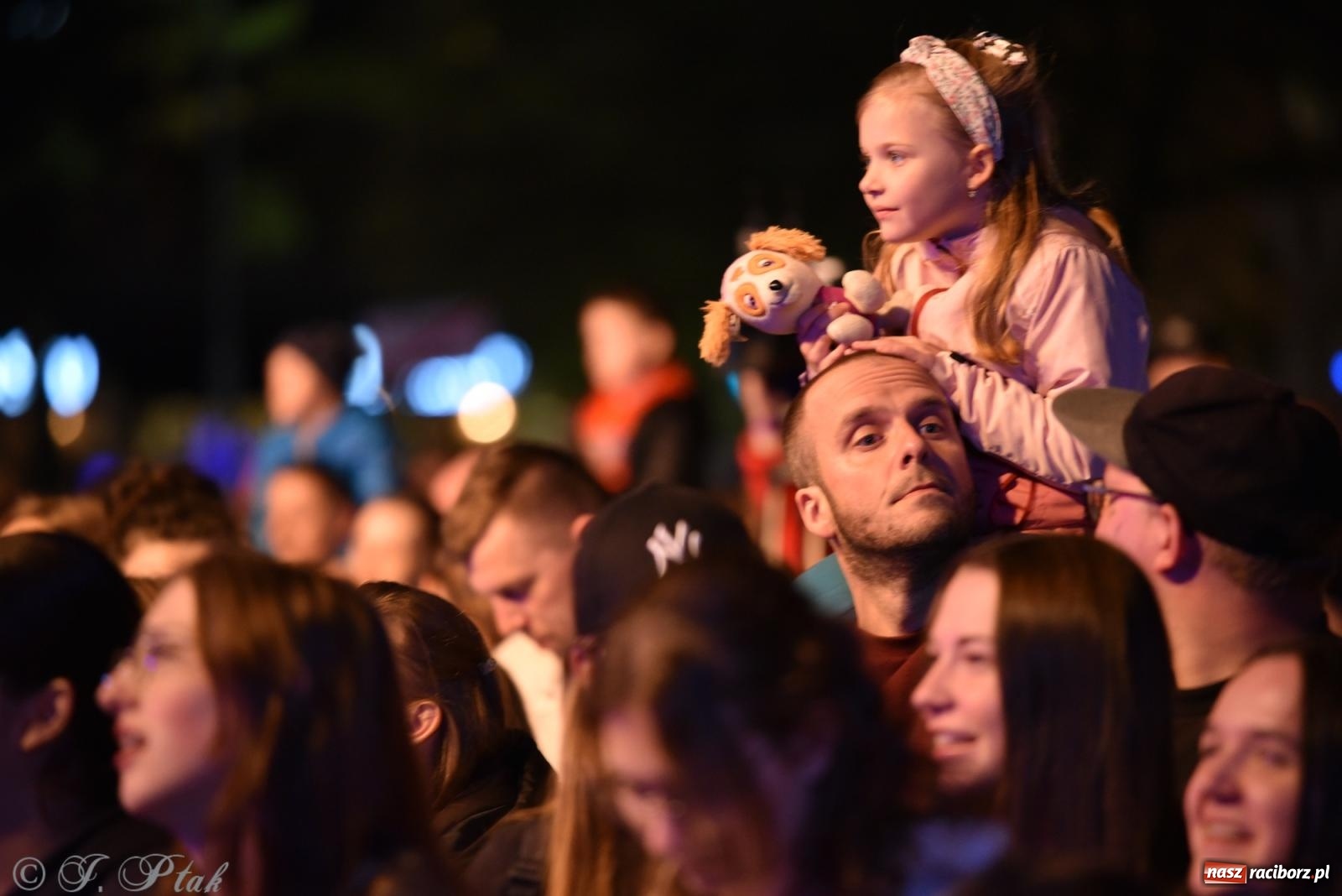 Zdjęcie w galerii na portalu naszraciborz.pl: Janek Górka z siostrami przed raciborską publicznością [FOTO i WIDEO] wiadomości z regionu