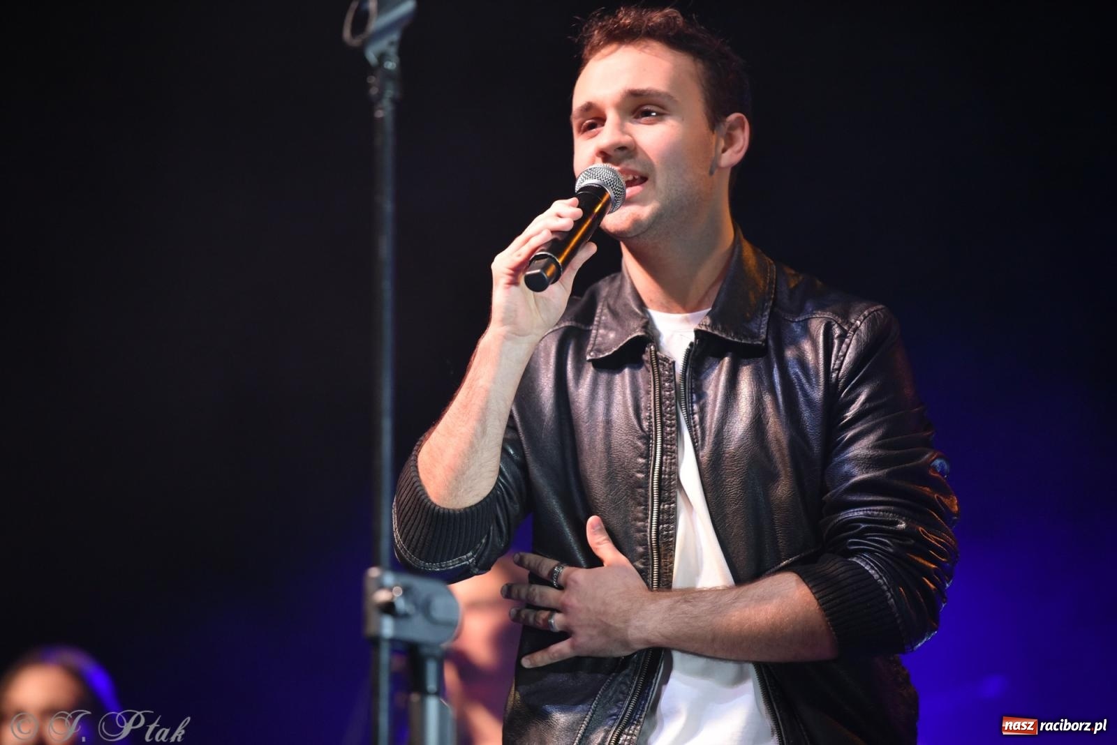 Zdjęcie w galerii na portalu naszraciborz.pl: Janek Górka z siostrami przed raciborską publicznością [FOTO i WIDEO] wiadomości z regionu