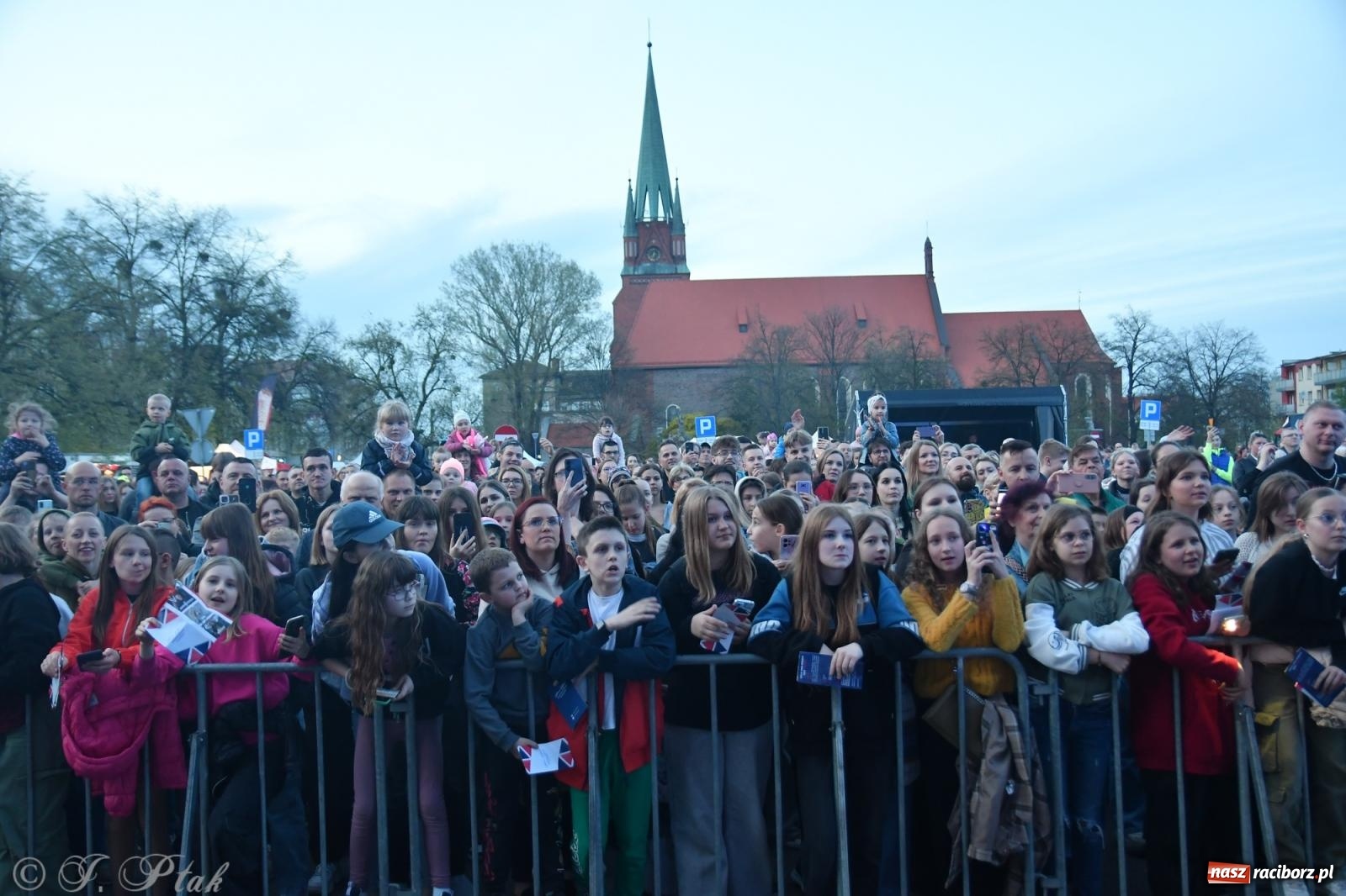 Zdjęcie w galerii na portalu naszraciborz.pl: Janek Górka z siostrami przed raciborską publicznością [FOTO i WIDEO] wiadomości z regionu