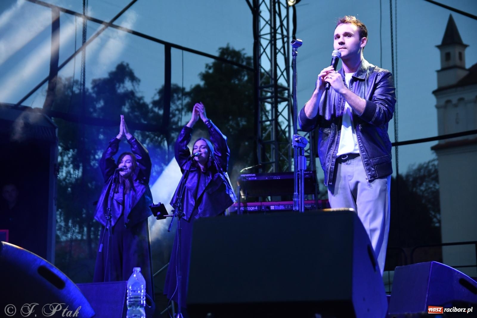 Zdjęcie w galerii na portalu naszraciborz.pl: Janek Górka z siostrami przed raciborską publicznością [FOTO i WIDEO] wiadomości z regionu