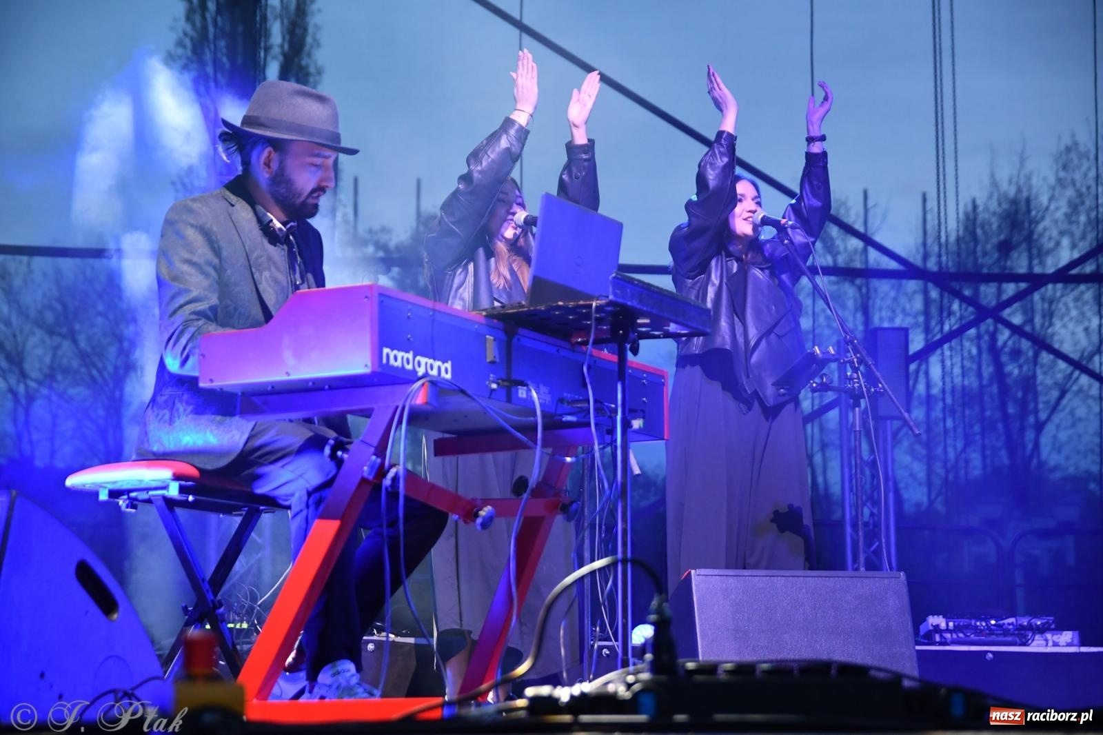 Zdjęcie w galerii na portalu naszraciborz.pl: Janek Górka z siostrami przed raciborską publicznością [FOTO i WIDEO] wiadomości z regionu