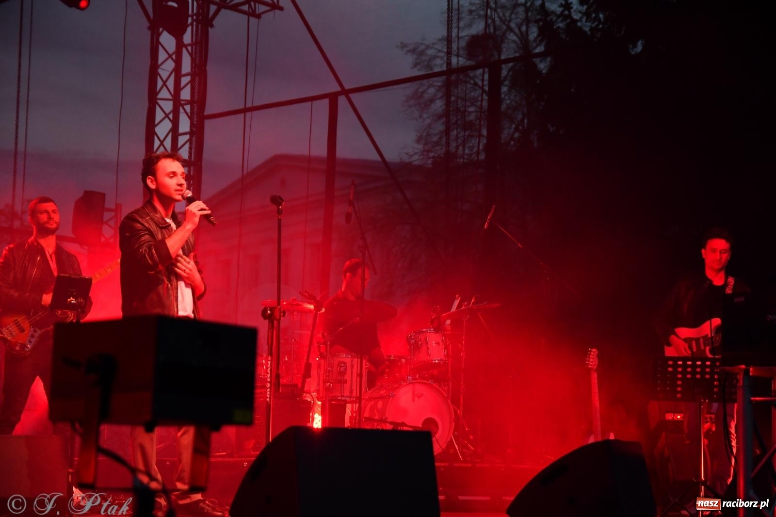 Zdjęcie w galerii na portalu naszraciborz.pl: Janek Górka z siostrami przed raciborską publicznością [FOTO i WIDEO] wiadomości z regionu