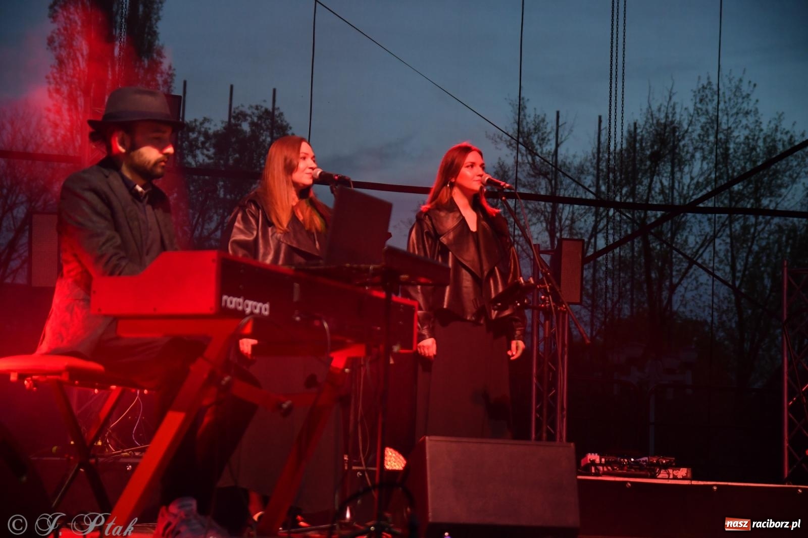 Zdjęcie w galerii na portalu naszraciborz.pl: Janek Górka z siostrami przed raciborską publicznością [FOTO i WIDEO] wiadomości z regionu