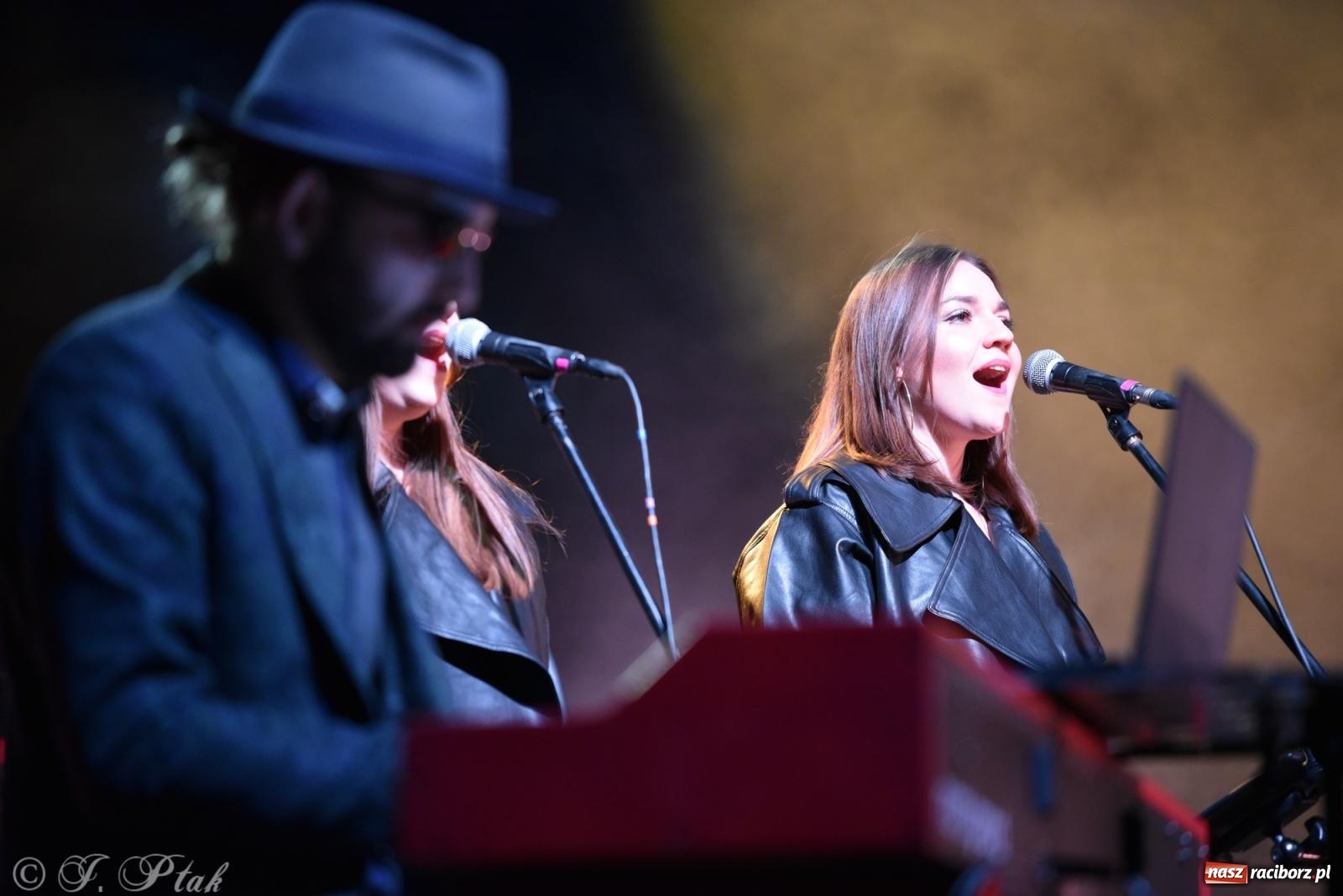 Zdjęcie w galerii na portalu naszraciborz.pl: Janek Górka z siostrami przed raciborską publicznością [FOTO i WIDEO] wiadomości z regionu