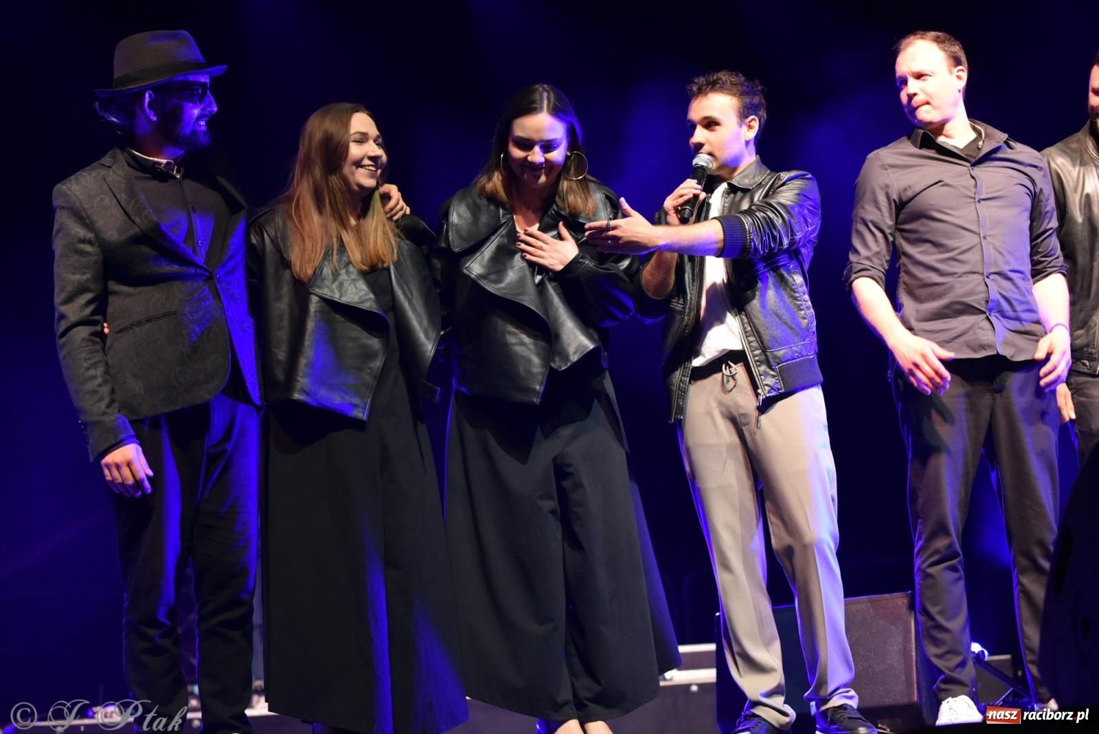 Zdjęcie w galerii na portalu naszraciborz.pl: Janek Górka z siostrami przed raciborską publicznością [FOTO i WIDEO] wiadomości z regionu