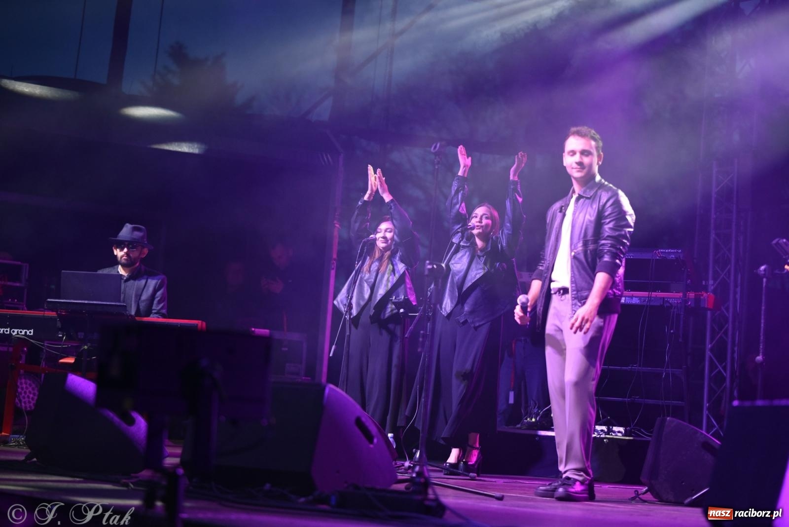 Zdjęcie w galerii na portalu naszraciborz.pl: Janek Górka z siostrami przed raciborską publicznością [FOTO i WIDEO] wiadomości z regionu