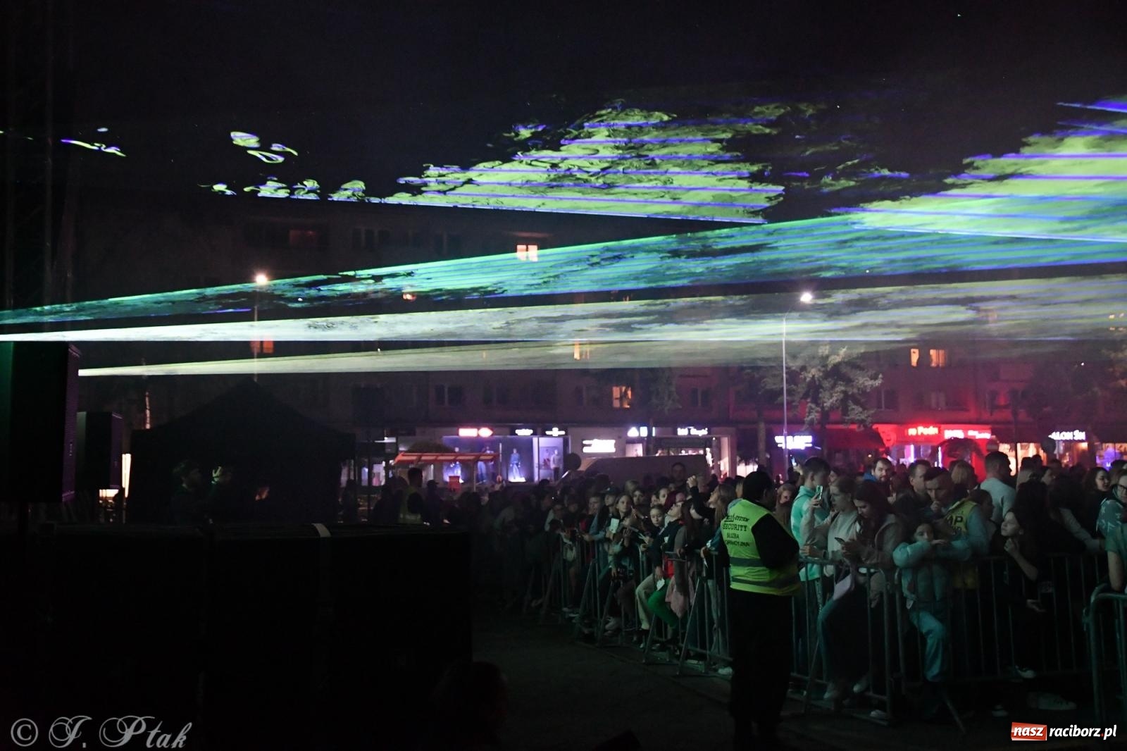 Zdjęcie w galerii na portalu naszraciborz.pl: Piątkowe laserowe show na pl. Długosza wiadomości z regionu