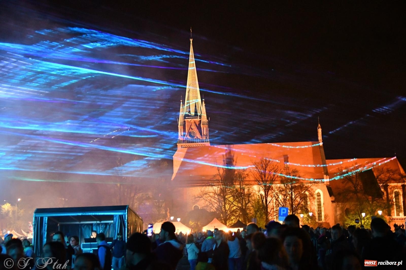 Zdjęcie w galerii na portalu naszraciborz.pl: Piątkowe laserowe show na pl. Długosza wiadomości z regionu