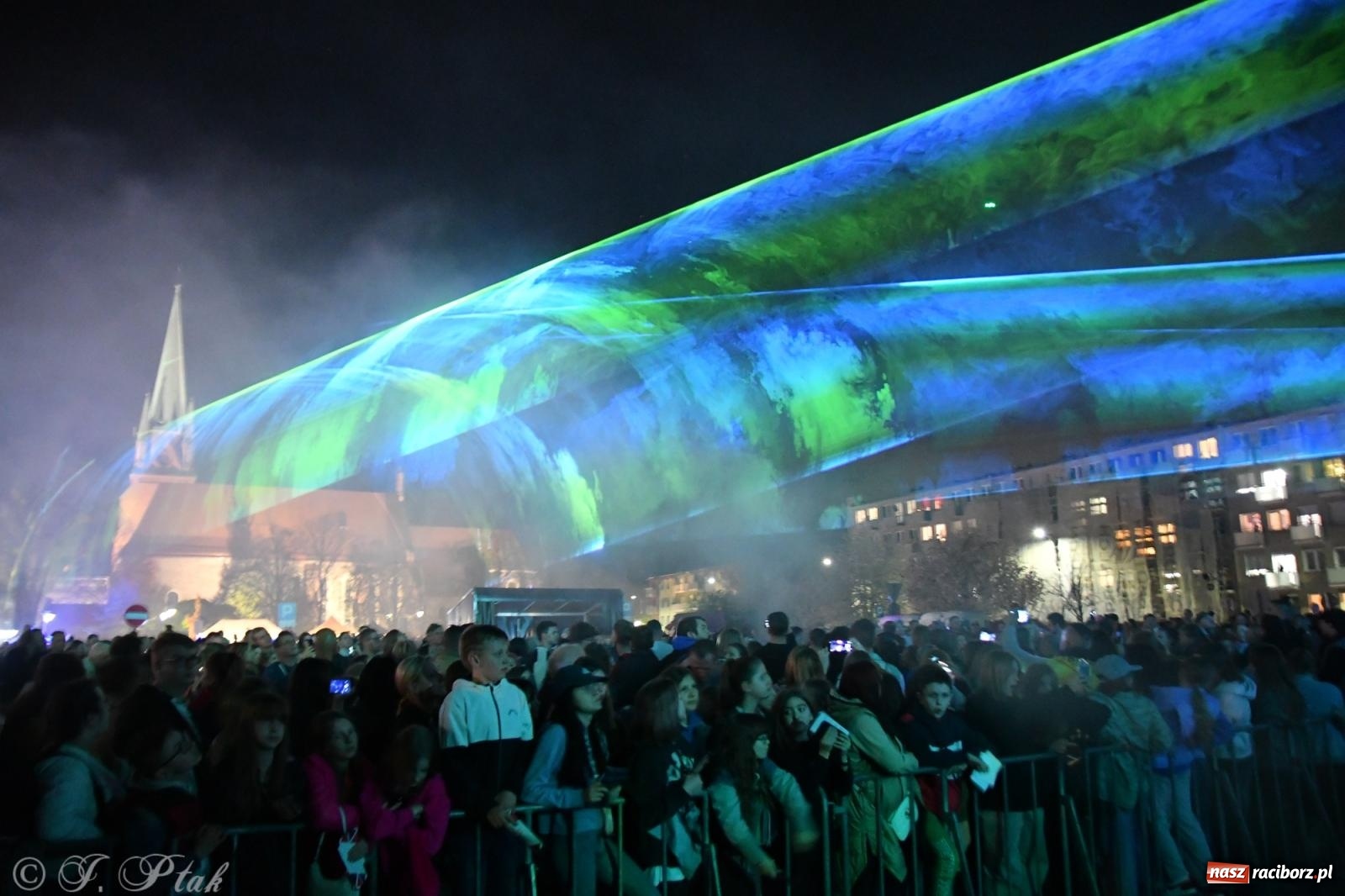Zdjęcie w galerii na portalu naszraciborz.pl: Piątkowe laserowe show na pl. Długosza wiadomości z regionu