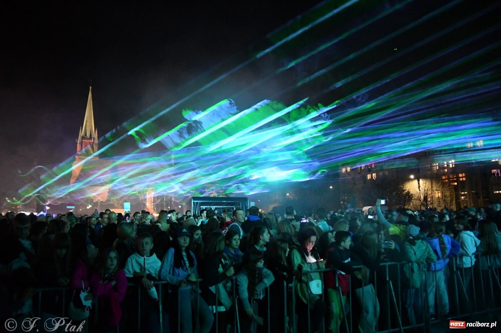 Zdjęcie w galerii na portalu naszraciborz.pl: Piątkowe laserowe show na pl. Długosza wiadomości z regionu