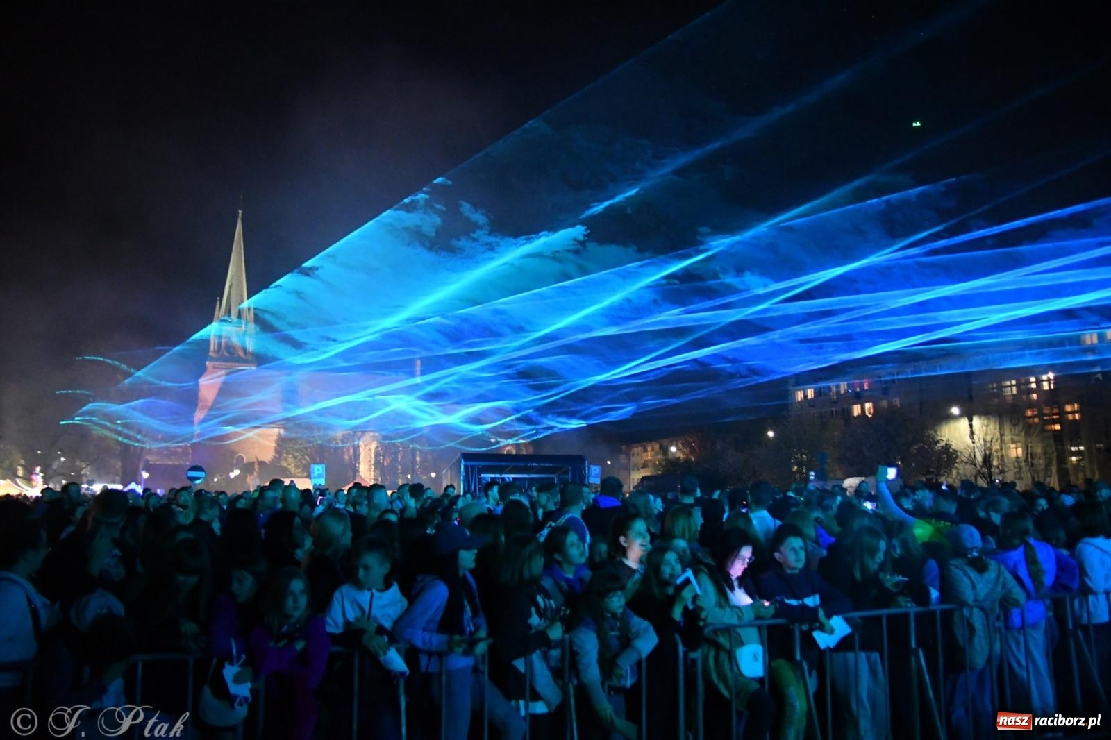 Zdjęcie w galerii na portalu naszraciborz.pl: Piątkowe laserowe show na pl. Długosza wiadomości z regionu