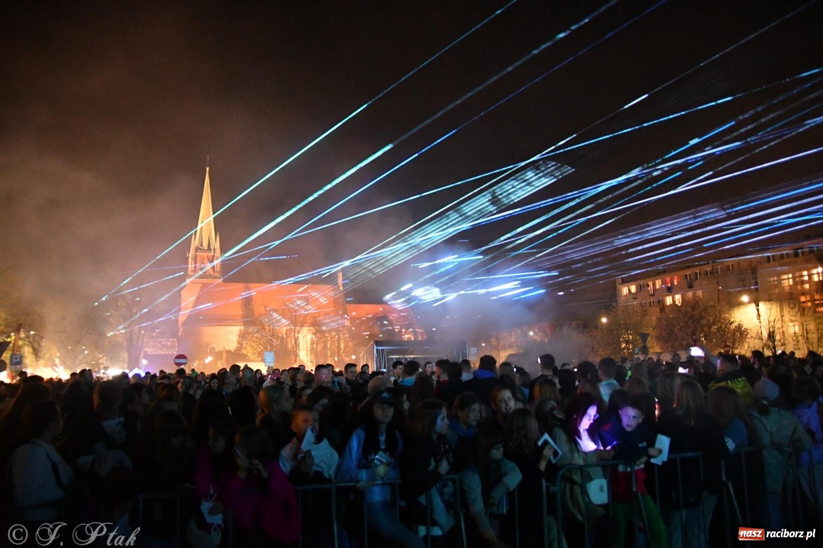Zdjęcie w galerii na portalu naszraciborz.pl: Piątkowe laserowe show na pl. Długosza wiadomości z regionu