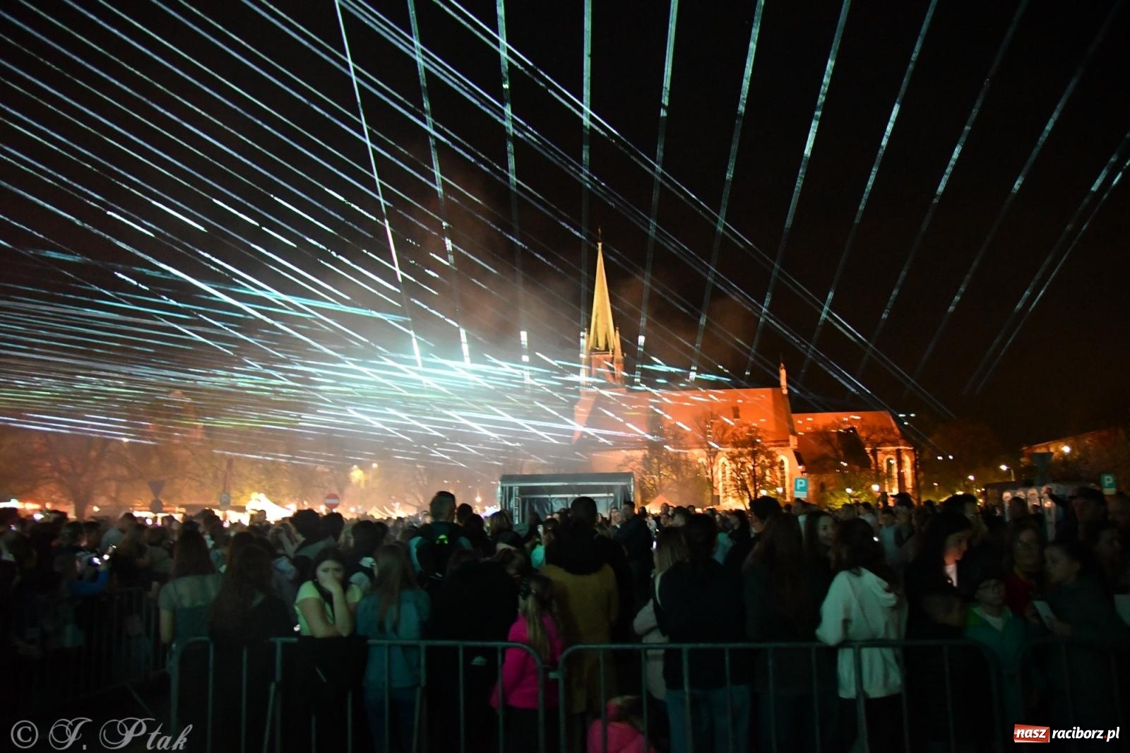 Zdjęcie w galerii na portalu naszraciborz.pl: Piątkowe laserowe show na pl. Długosza wiadomości z regionu