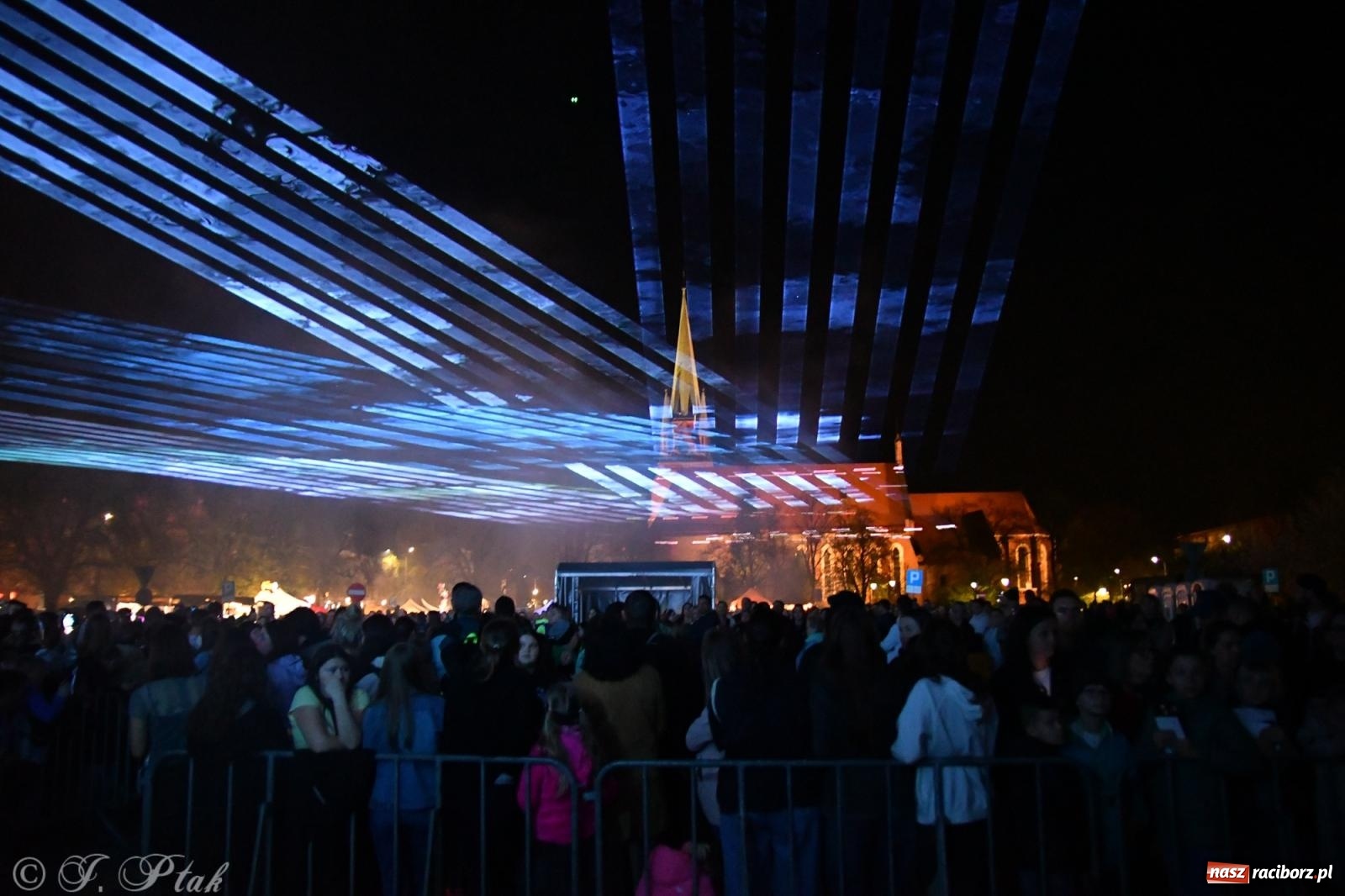 Zdjęcie w galerii na portalu naszraciborz.pl: Piątkowe laserowe show na pl. Długosza wiadomości z regionu