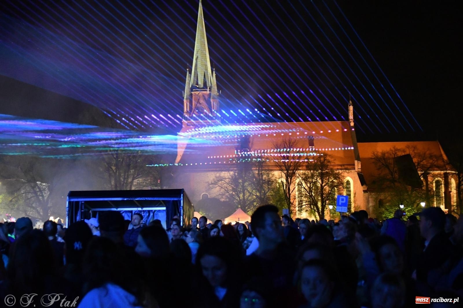 Zdjęcie w galerii na portalu naszraciborz.pl: Piątkowe laserowe show na pl. Długosza wiadomości z regionu