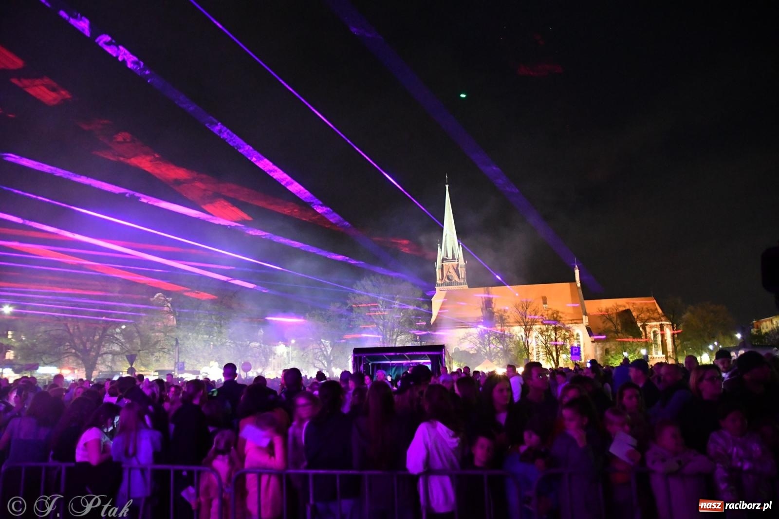 Zdjęcie w galerii na portalu naszraciborz.pl: Piątkowe laserowe show na pl. Długosza wiadomości z regionu