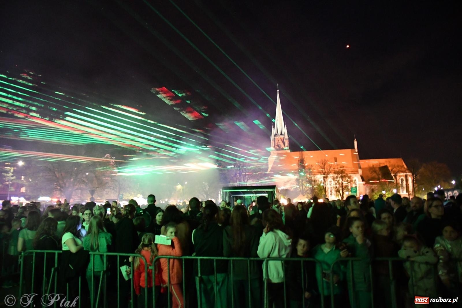 Zdjęcie w galerii na portalu naszraciborz.pl: Piątkowe laserowe show na pl. Długosza wiadomości z regionu