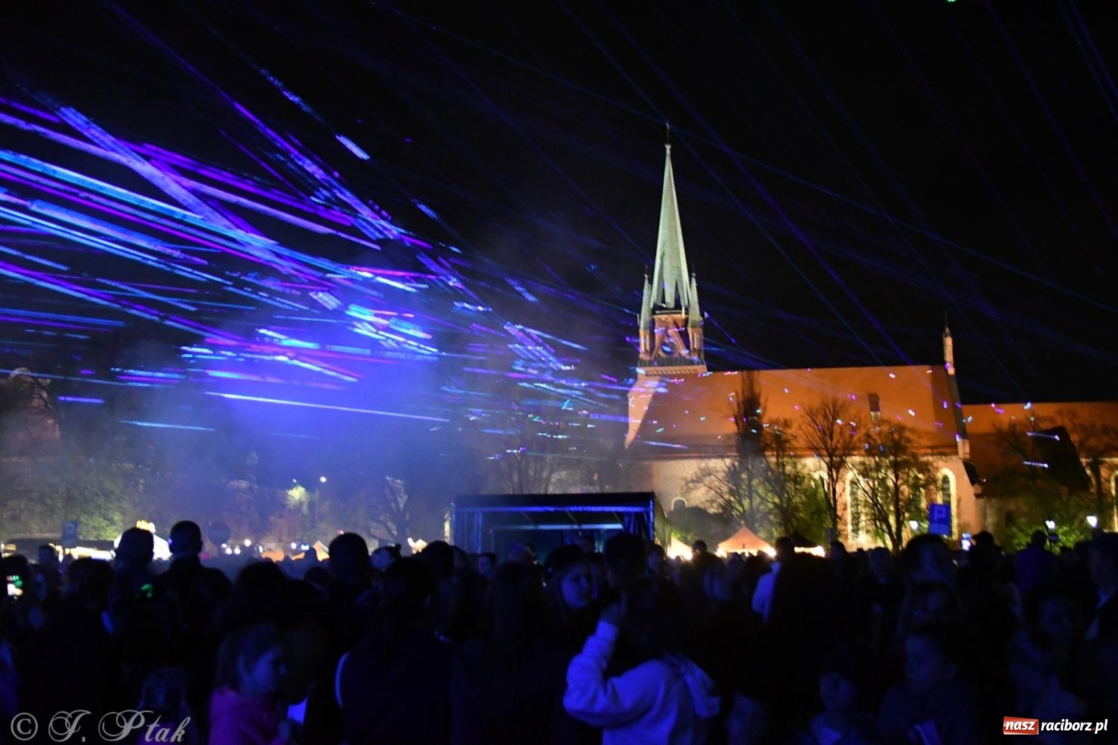 Zdjęcie w galerii na portalu naszraciborz.pl: Piątkowe laserowe show na pl. Długosza wiadomości z regionu