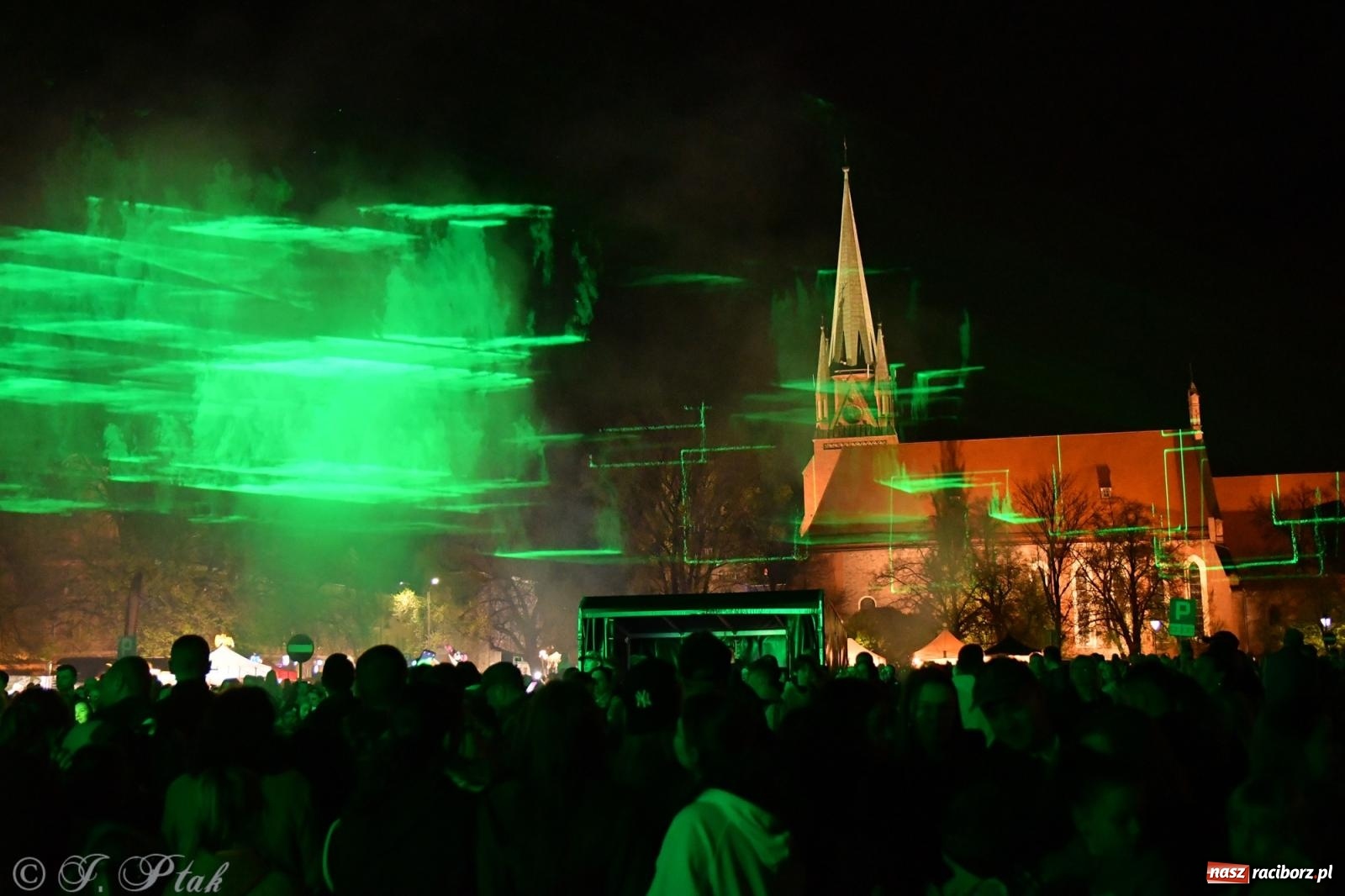 Zdjęcie w galerii na portalu naszraciborz.pl: Piątkowe laserowe show na pl. Długosza wiadomości z regionu