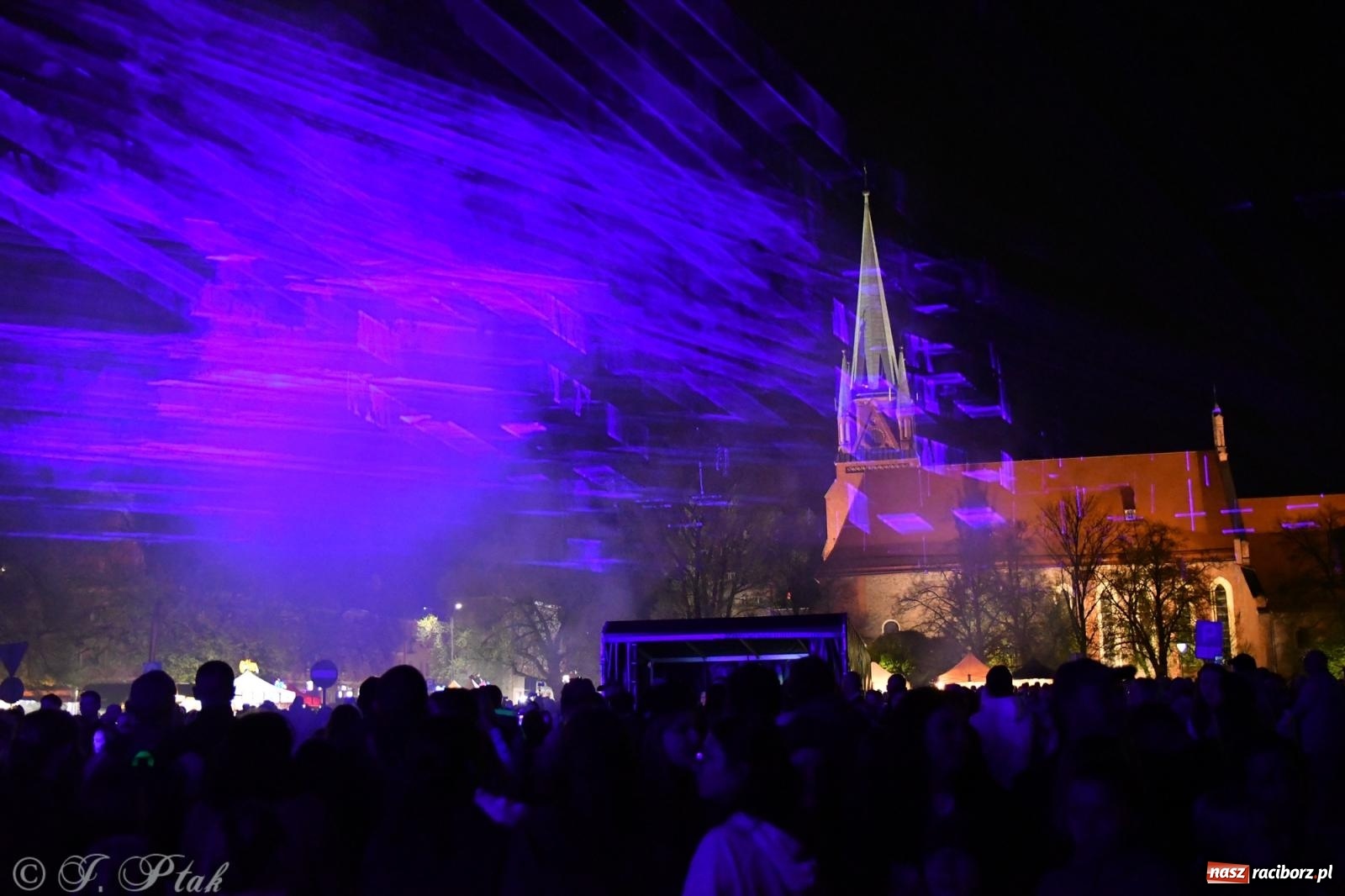 Zdjęcie w galerii na portalu naszraciborz.pl: Piątkowe laserowe show na pl. Długosza wiadomości z regionu