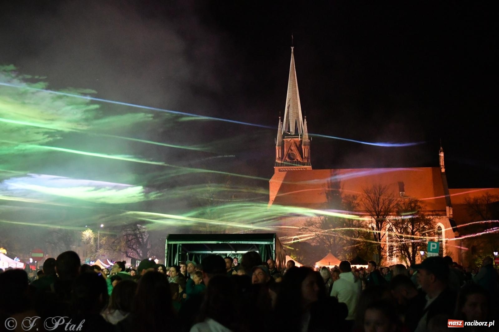 Zdjęcie w galerii na portalu naszraciborz.pl: Piątkowe laserowe show na pl. Długosza wiadomości z regionu