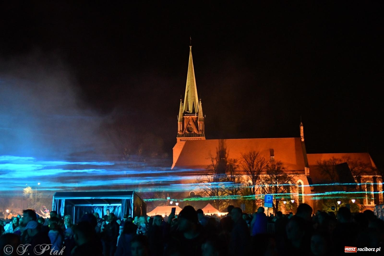 Zdjęcie w galerii na portalu naszraciborz.pl: Piątkowe laserowe show na pl. Długosza wiadomości z regionu