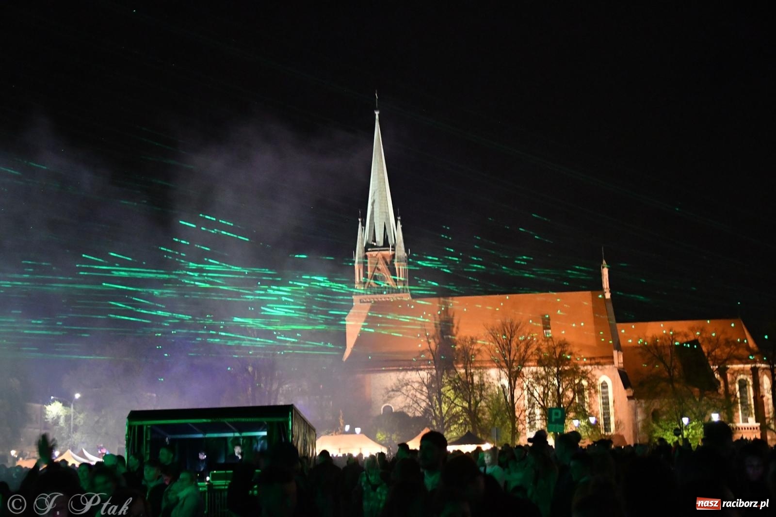 Zdjęcie w galerii na portalu naszraciborz.pl: Piątkowe laserowe show na pl. Długosza wiadomości z regionu