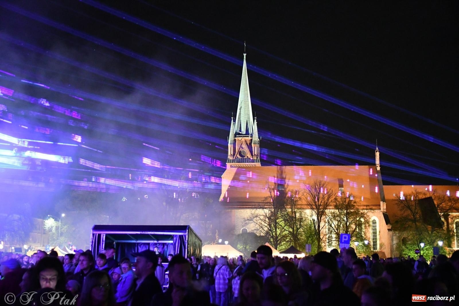 Zdjęcie w galerii na portalu naszraciborz.pl: Piątkowe laserowe show na pl. Długosza wiadomości z regionu