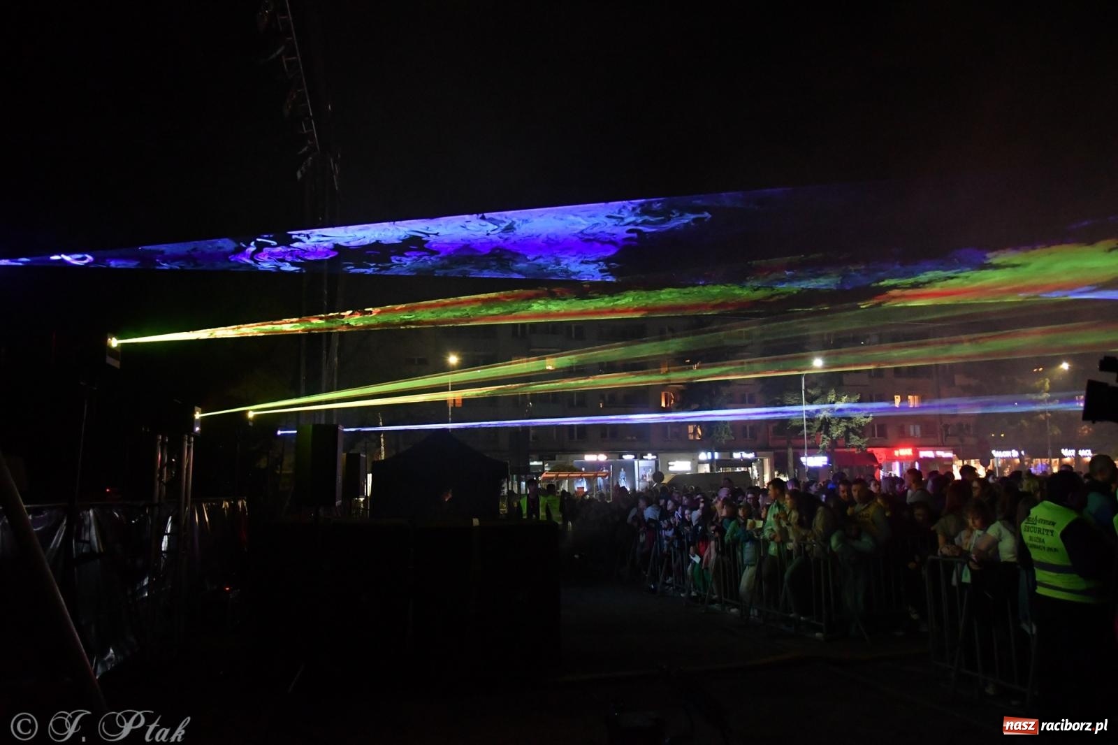 Zdjęcie w galerii na portalu naszraciborz.pl: Piątkowe laserowe show na pl. Długosza wiadomości z regionu