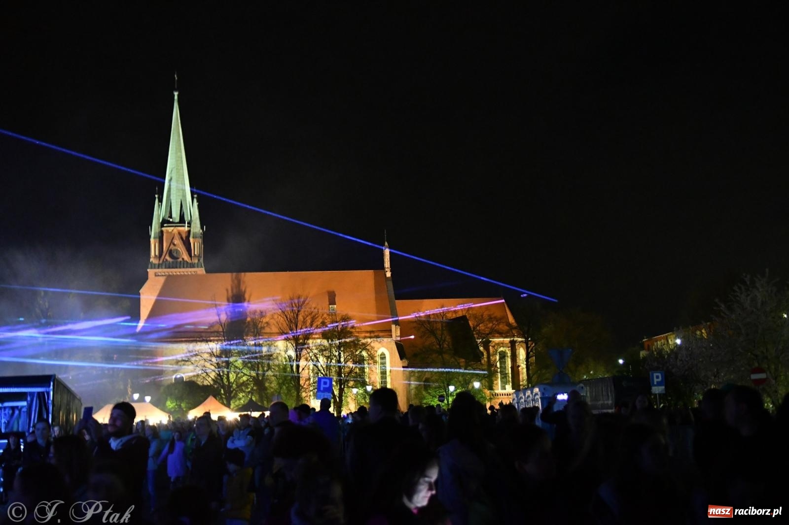 Zdjęcie w galerii na portalu naszraciborz.pl: Piątkowe laserowe show na pl. Długosza wiadomości z regionu