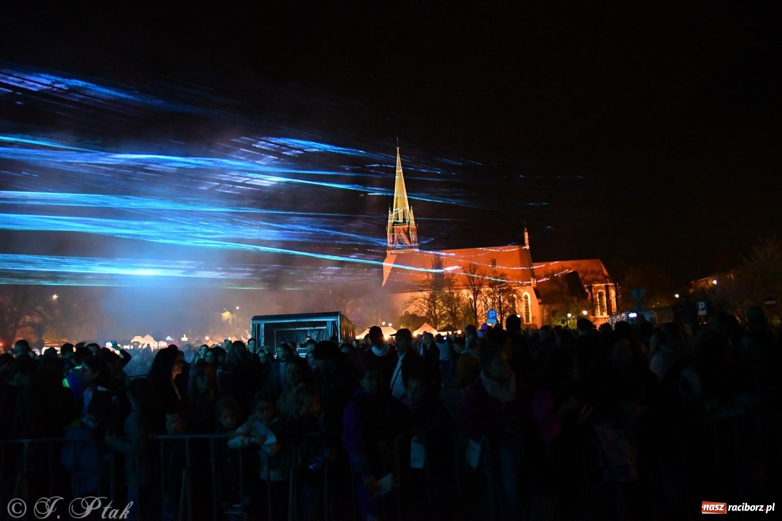 Zdjęcie w galerii na portalu naszraciborz.pl: Piątkowe laserowe show na pl. Długosza wiadomości z regionu