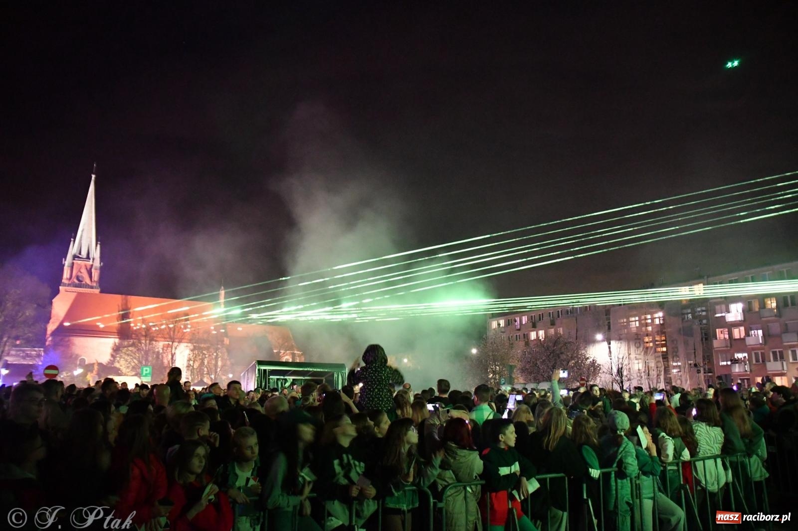 Zdjęcie w galerii na portalu naszraciborz.pl: Piątkowe laserowe show na pl. Długosza wiadomości z regionu
