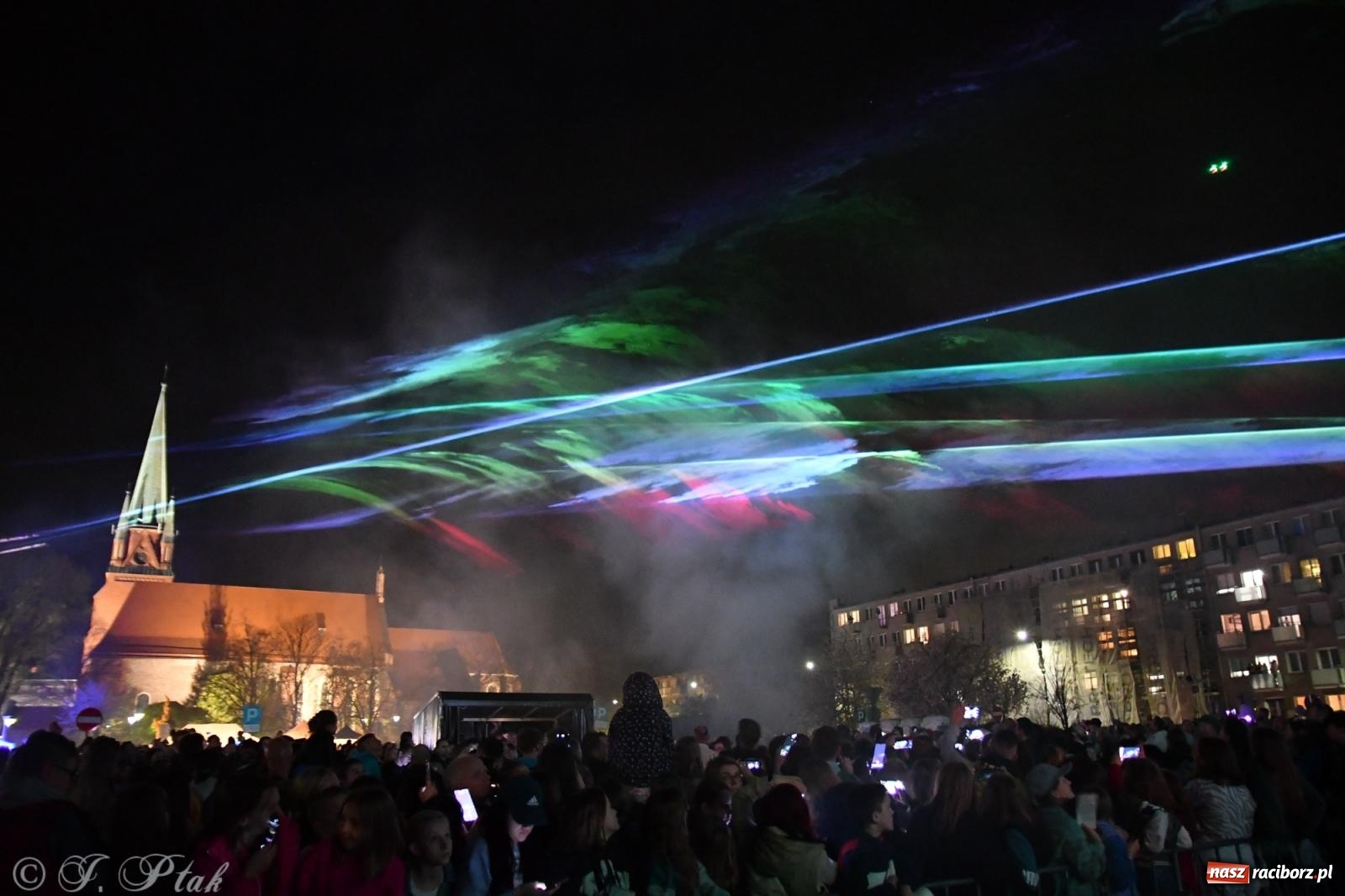 Zdjęcie w galerii na portalu naszraciborz.pl: Piątkowe laserowe show na pl. Długosza wiadomości z regionu