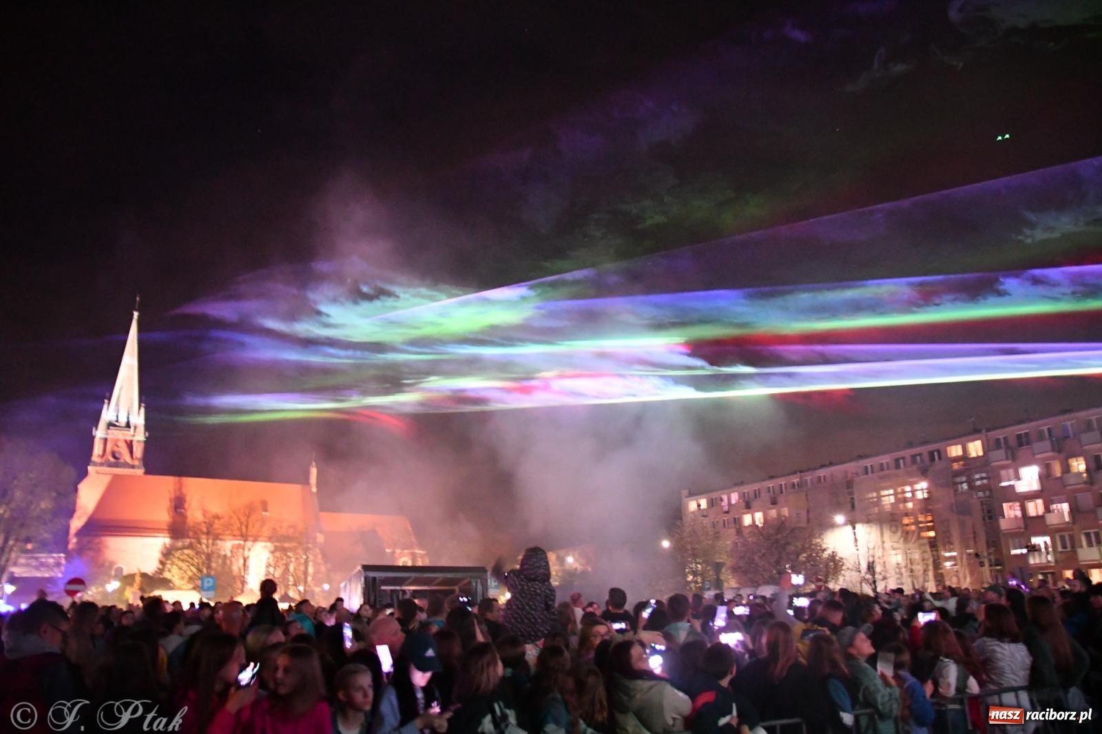 Zdjęcie w galerii na portalu naszraciborz.pl: Piątkowe laserowe show na pl. Długosza wiadomości z regionu