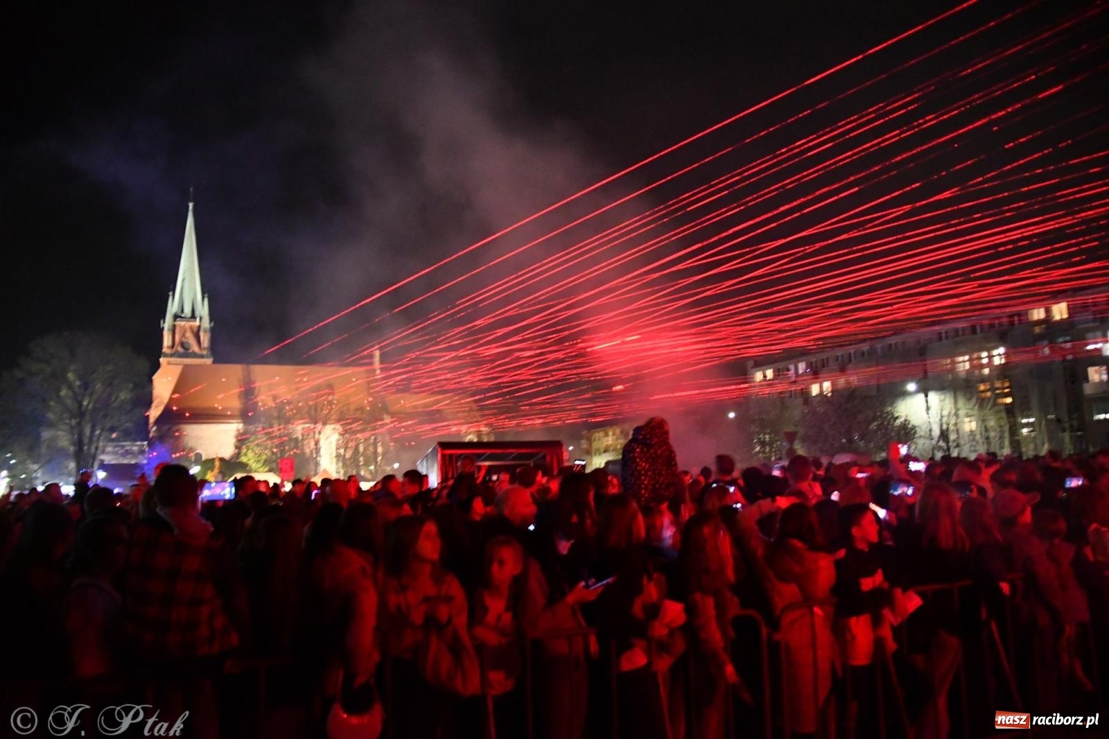 Zdjęcie w galerii na portalu naszraciborz.pl: Piątkowe laserowe show na pl. Długosza wiadomości z regionu