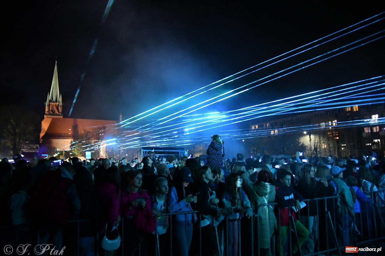 Zdjęcie w galerii na portalu naszraciborz.pl: Piątkowe laserowe show na pl. Długosza wiadomości z regionu