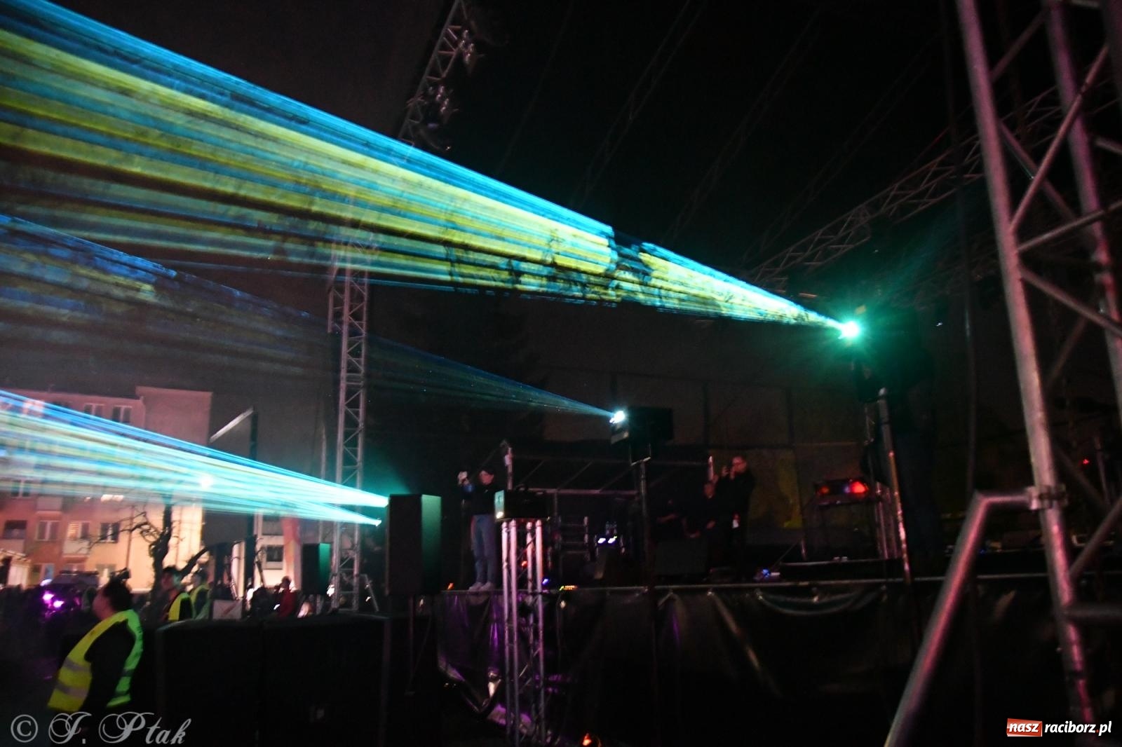 Zdjęcie w galerii na portalu naszraciborz.pl: Piątkowe laserowe show na pl. Długosza wiadomości z regionu