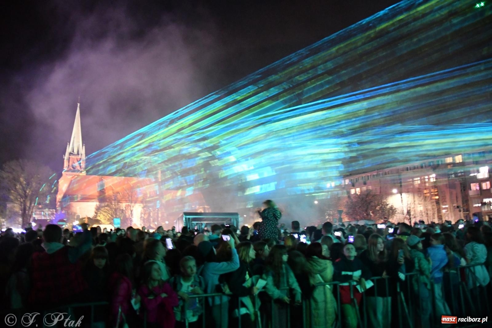 Zdjęcie w galerii na portalu naszraciborz.pl: Piątkowe laserowe show na pl. Długosza wiadomości z regionu