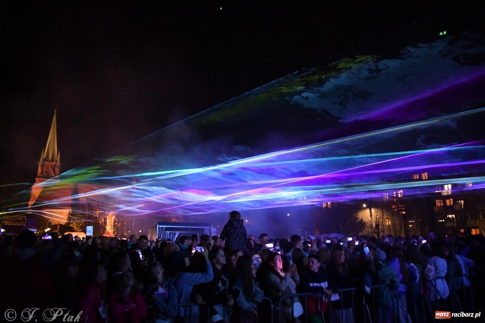 Zdjęcie w galerii na portalu naszraciborz.pl: Piątkowe laserowe show na pl. Długosza wiadomości z regionu