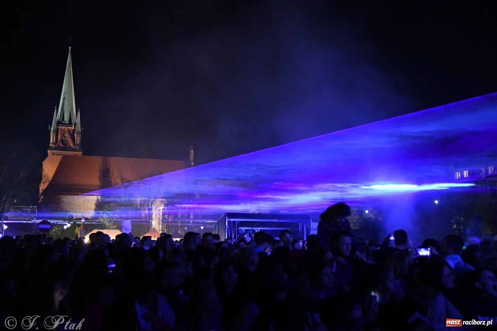 Zdjęcie w galerii na portalu naszraciborz.pl: Piątkowe laserowe show na pl. Długosza wiadomości z regionu