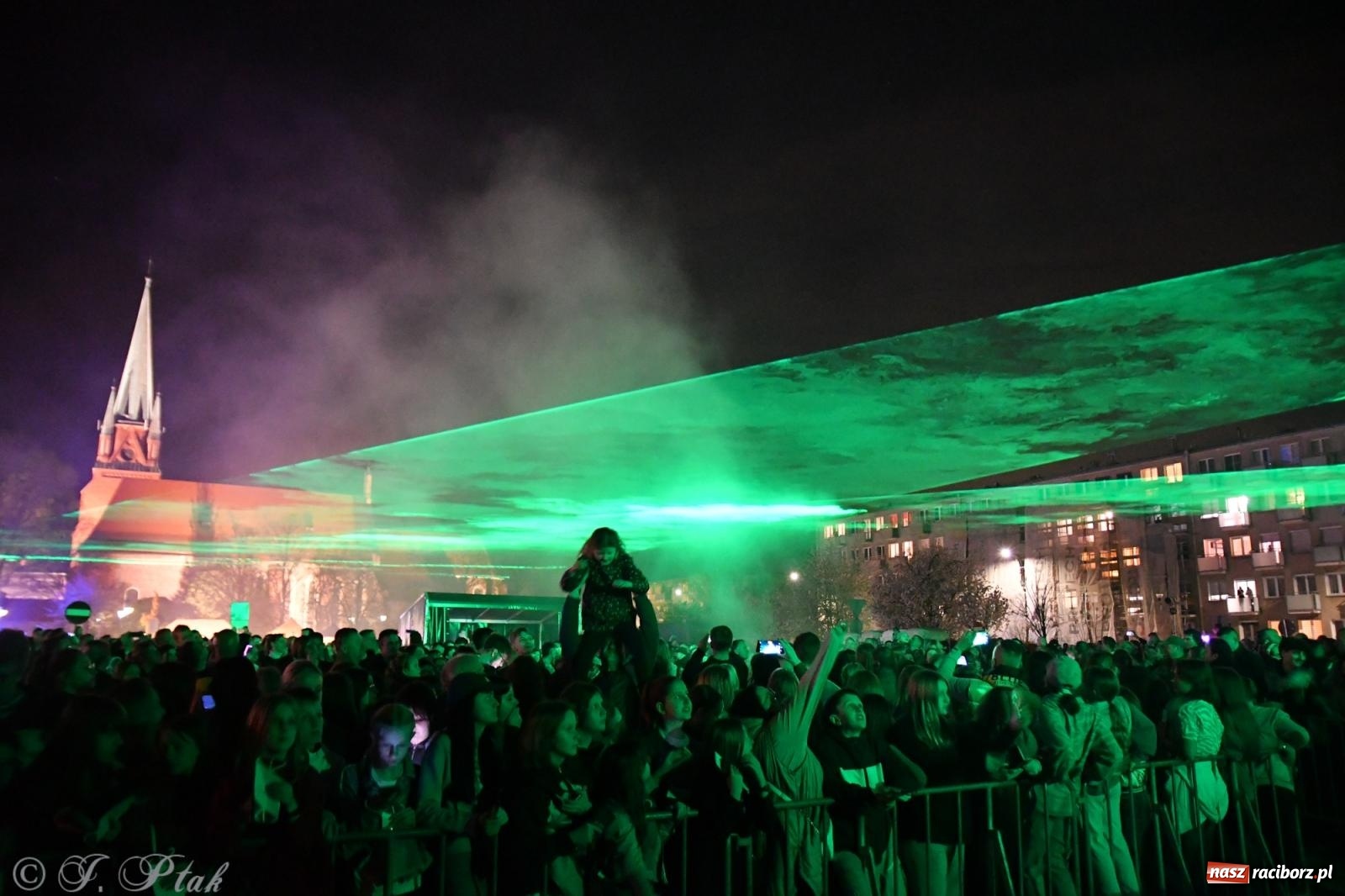 Zdjęcie w galerii na portalu naszraciborz.pl: Piątkowe laserowe show na pl. Długosza wiadomości z regionu