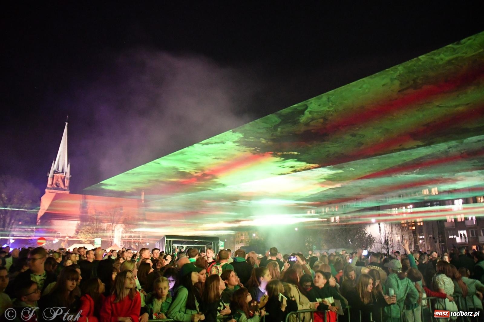 Zdjęcie w galerii na portalu naszraciborz.pl: Piątkowe laserowe show na pl. Długosza wiadomości z regionu