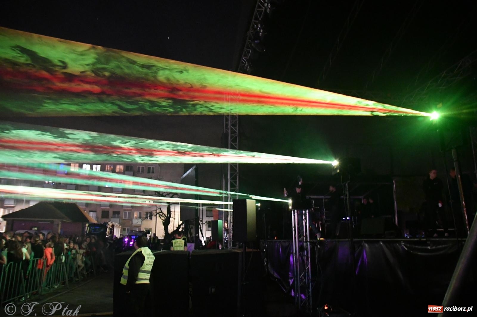 Zdjęcie w galerii na portalu naszraciborz.pl: Piątkowe laserowe show na pl. Długosza wiadomości z regionu