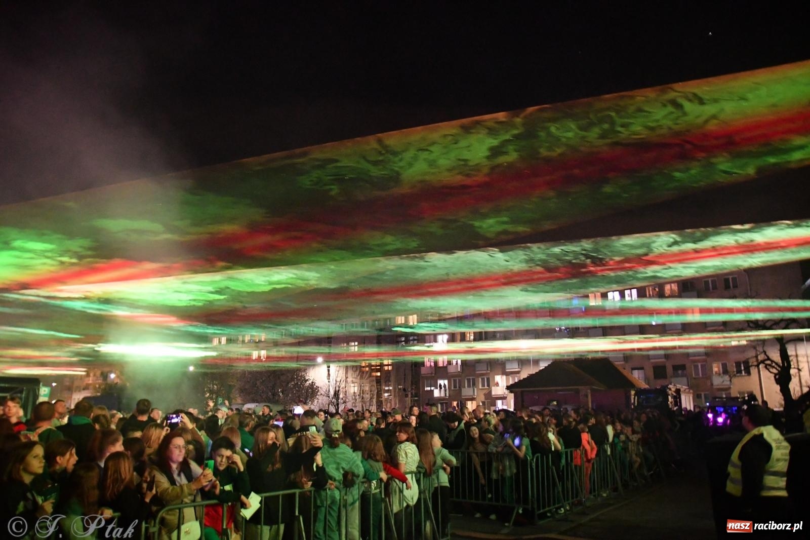 Zdjęcie w galerii na portalu naszraciborz.pl: Piątkowe laserowe show na pl. Długosza wiadomości z regionu